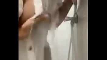 Menari Telanjang Dengan Goyangan Menggoda
