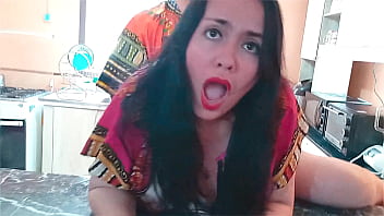 Induk Tiriku Yang Seksi Menggoda Di Dapur, Tubuhnya Yang Panas Bergoyang Di Hadapan Anak Tirinya Yang Tak Kuasa Menahan Nafsu.