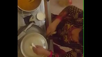 Pamer Payudara Ranum Tante Desi Yang Menggoda