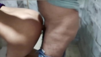 Goyang Memek Arabku Yang Gersang Di Toilet Dengan Kontol Besar