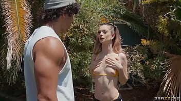 Molly Little Si Jalang Nakal Yang Siap Menghisap Kontol Di Halaman Belakang