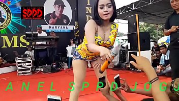 Sintya Riske Menggila Di Atas Panggung, Gerakan Erotisnya Bikin Napsu Bergolak
