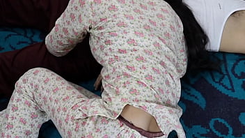 Goyangan Panas Keluarga India Dalam Video Porno Desi Hd Berbahasa Hindi