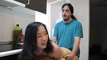 留学美女偷尝洋肠，趁男友外出被洋屌在厨房猛干，嫩穴遭无套内射灌满精液