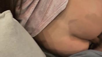 Berbagi Sofa Dengan Adik Tiri Dan Menghajar Memeknya Tapi Aku Tak Sempat Cabut Kontol Dan Muncrat Di Dalam Memek
