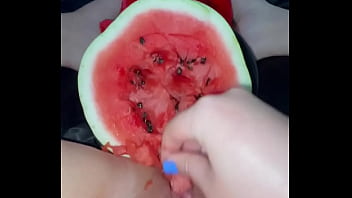 Tetesan Semangka Membuatmu Klimaks – Video Panjang Arab 2025 – Masturbasi Liar Gadis Saudi – Fetish Makanan Ekstrem – Buah Dimasukkan Ke Memek Remaja Ketat – Cewek Los Angeles Usa