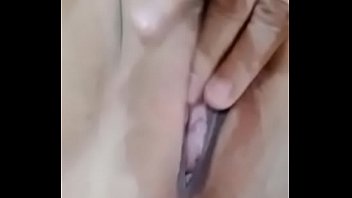 Ibu-ibu Indonesia Yang Sedang Panas Meronta-ronta Di Depan Kamera Sampai Membanjiri Ranjang Dengan Cairan Kenikmatannya
