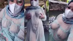 Baju Transparan Basah Membuat Payudaranya Tampak Menggoda Di Kolam