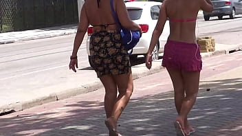 Gadis Manis Nan Menggoda Berjalan Ke Pantai Dengan Pantat Yang Begitu Menggairahkan!