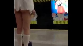 Gadis Asia Di China Cabut Pembalut Di Tempat Umum, Tampil Menggoda
