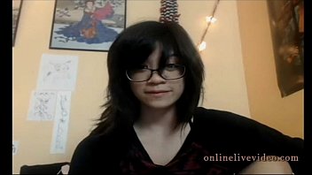 Si Rambut Hitam Asia Yang Seksi Tunjukkan Jurus Bertarung Di Live Video