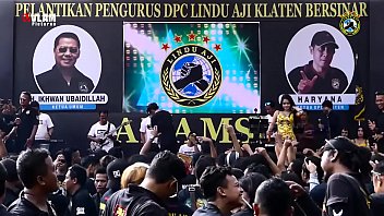 Dua Penyanyi Cantik Menggoyang Panggung Dengan Gerakan Liar, Dikelilingi Pria Yang Tergoda