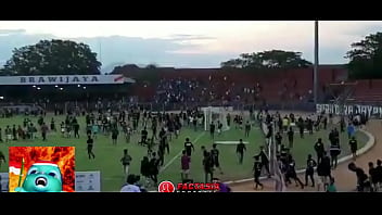 Budaya Bakar Birahi Di Tribun: Gaya Hantam Brutal Suporter Indonesia Yang Bikin Ngeri Dan Bergairah