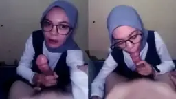 Gadis Berhijab Yang Gila Menghisap Batang Kemaluan