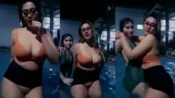 Miyabi Dan Sahabatnya Beraksi Mesra Di Kolam Renang