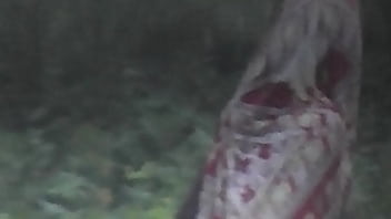 Wanita India Yang Sedang Kencing