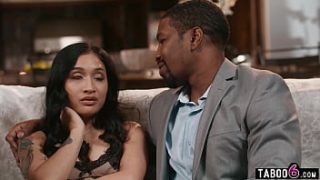 Gadis Asia Mungil Avery Black Berbagi Ranjang Dengan Bos Bbc Berkulit Hitam