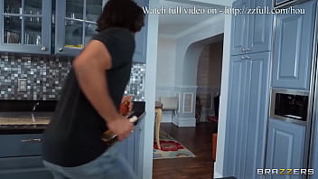 Menggoyangkan Pantatnya / Brazzers / Unduh Lengkap Di Https://zzfull.com/hou