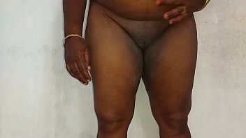 Wanita India Berdarah Tamil, Telugu, Kannada, Malayalam, Dan Hindi Yang Sedang Bergairah, Berselingkuh Dari Suami, Bersama Temannya Vanitha, Mengenakan Saree Biru Yang Memperlihatkan Payudara Besar Dan Memamerkan Vaginanya Yang Dicukur, Meremas Payudara Dengan Keras, Memainkan Puting, Dan Menggosok Vaginanya Hingga Masturbasi.