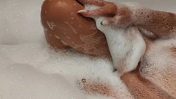 Adik Tiri Yang Seksi Dan Terbakar Matahari Di Kamar Mandi Usai Liburan Di Turki