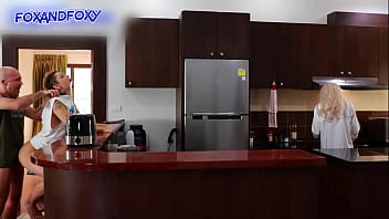 Hampir Ketahuan Anal Dadakan Di Dapur, Sementara Ibu Mertua Masak Sarapan