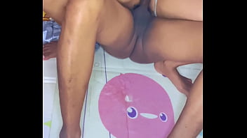 Mandikan Kontolmu Dengan Susu Segar Langsung Dari Puting Tetekku Yang Masih Perawan