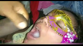 Gadis Nakal Menyeruput Susu Pria