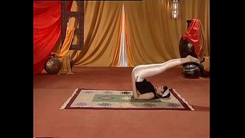Pose Yoga Yang Bikin Ranjang Bergoyang – Tingkatkan Gairah Seks Dengan Gerakan Erotis Avneesh Tiwari
