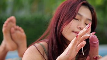 Orgasme Yang Gagal Sempurna Dari Handjob Di Pinggir Kolam Renang
