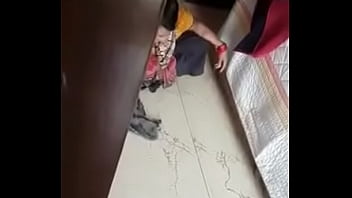 Pembantu Desi Membuka Pakaiannya Dengan Genit