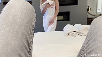 Ibu Tiri Ketahuan Aku Mengintipnya Mandi Di Kamar Hotel Yang Kami Bagi.