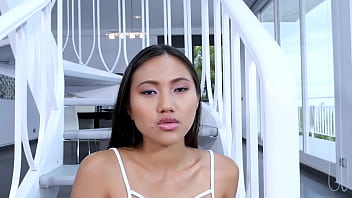 May Thai, Si Gadis Asia Seksi Yang Mengisap Kontol Besar Dari Pov Dan Menelan Semua Spermanya Yang Deras