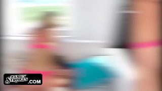 Gadis Tiri Yang Menggoda Menggila Di Hari Panas, Menggoda Paman Tiri Yang Penuh Nafsu
