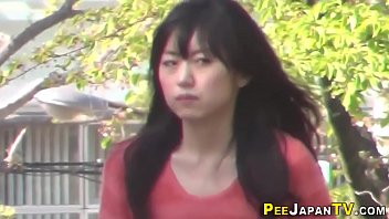 Gadis Jepang Berjongkok Dengan Gaya Yang Menggoda