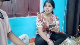 Bhabhi Montok Bayar Pakai Memek Untuk Dapatkan Paket