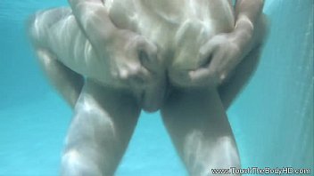 Milf Asia Menggairahkan Pria Dengan Sentuhan Sensual