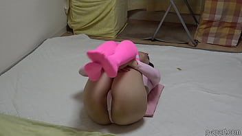 Gadis Jepang Bergoyang Dalam Leotard Merah Muda Yang Ketat