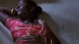Gadis Adivasi Mengangkat Sari, Membuka Ranumnya Yang Tersembunyi
