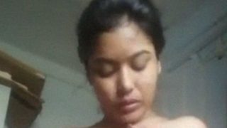 Gadis Desi Berpayudara Kencang Meraba-raba Buah Dadanya Yang Montok