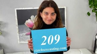 Mia Si Cewek Mini Digoyang Ganas Di Sesi Casting