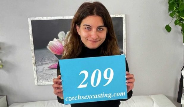 Mia Si Cewek Mini Digoyang Ganas Di Sesi Casting