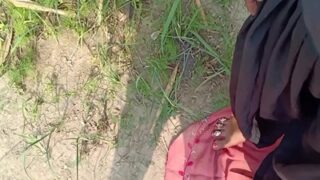 Seorang Mesum Menggoyang Tantenya Di Tempat Terbuka Dalam Video Panas Desi