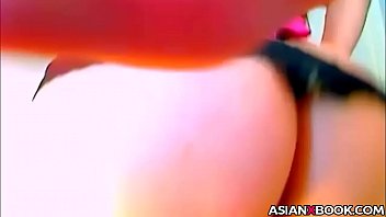 Gadis Asia Menggoda Dengan Panas Di Depan Kamera