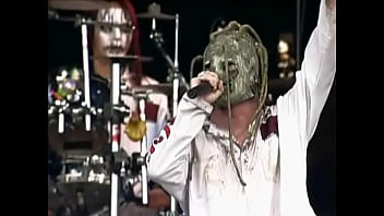 Malam Gila Slipknot 1999: Panggung Penuh Amukan Dan Erotisme Brutal