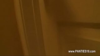 Lisa Marie Dalam Gaun Dalaman Yang Menggoda, Membungkuk Untuk Mencari Pengisi Daya Ponselnya