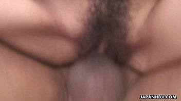 Lidah Basah Dan Penis Keras Menembus Lubang Merah Muda Yang Lembap