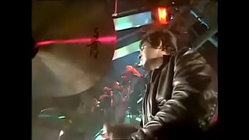 Eurythmics – Live 1983: Get Sweaty With Annie Lennox’s Raw, Throbbing Stage Energy