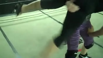 Gadis Seksi Menggebrak Ranjang Dengan Gaya Body Slam