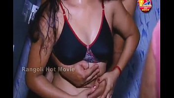 Pacar Mesum Di Kamar Mandi – Adegan Panas Pasangan Desi Di Film Hindi 2016