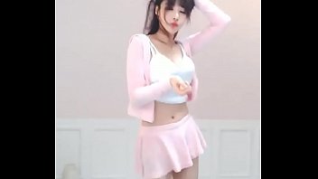 Tarian Menggoda Angela Manjusaka, Si Streamer Seksi Dari Tiongkok